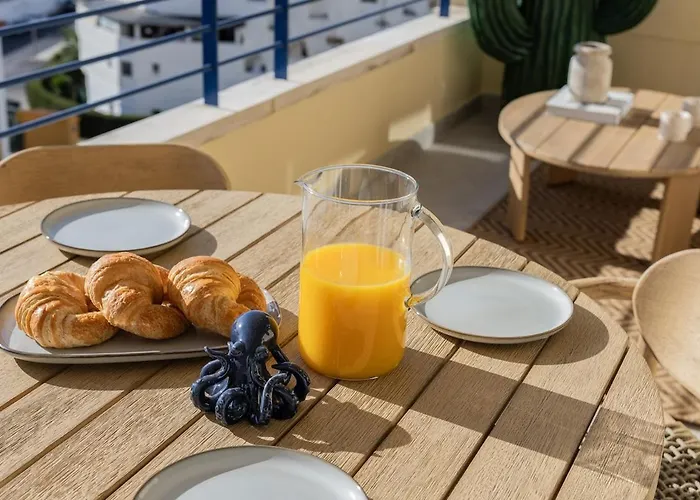 Ar20 Stunning Two-bed With Sea Views *